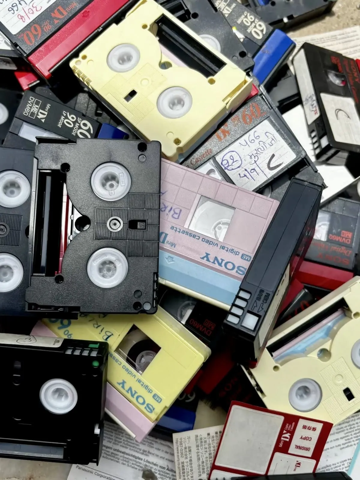 Videocassette MiniDV, VHS-C e Video8 pronte da digitalizzare