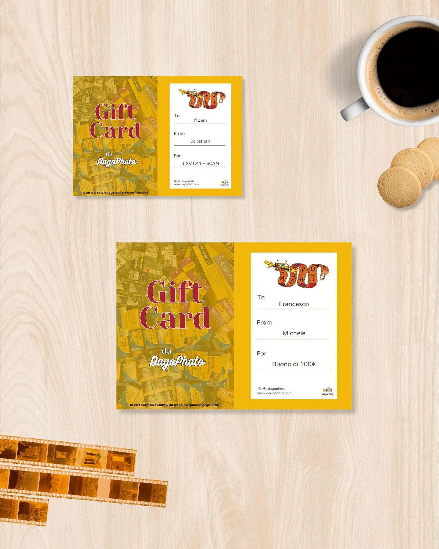 Due gift card DagoPhoto personalizzate su un tavolo, con caffè e negativi