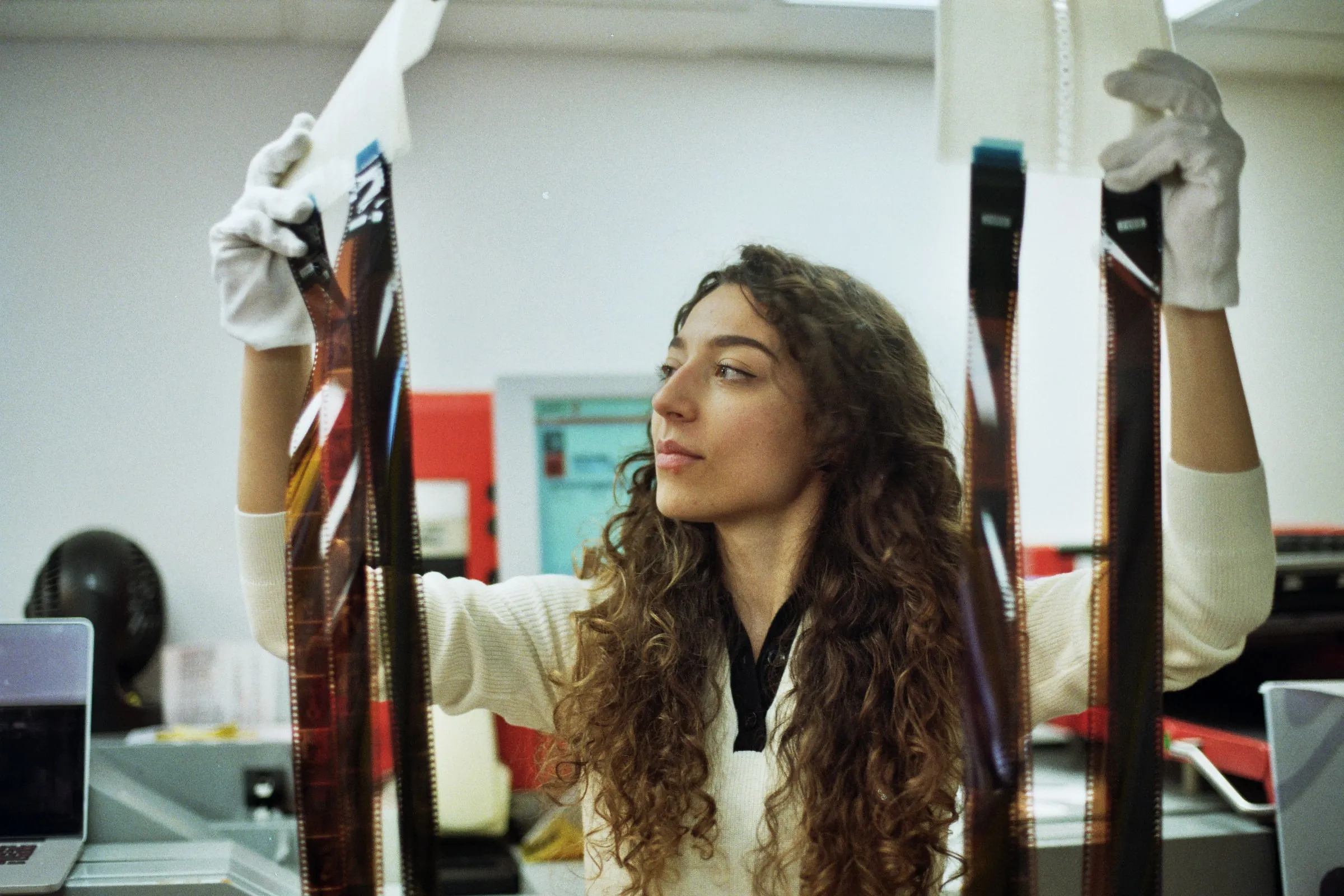 Agnese al minilab mentre controlla i negativi in controluce
